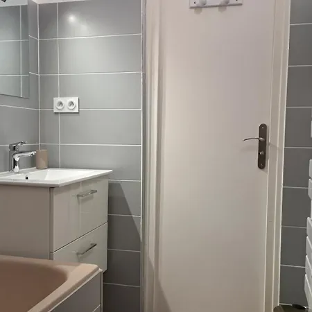 Meuble En Face Des Thermes אלברד