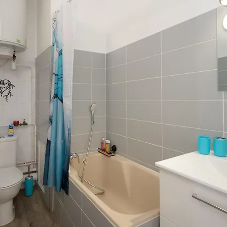 Meuble En Face Des Thermes דירה *