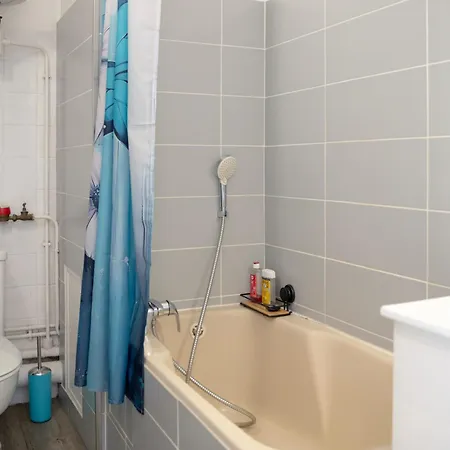 Meuble En Face Des Thermes *