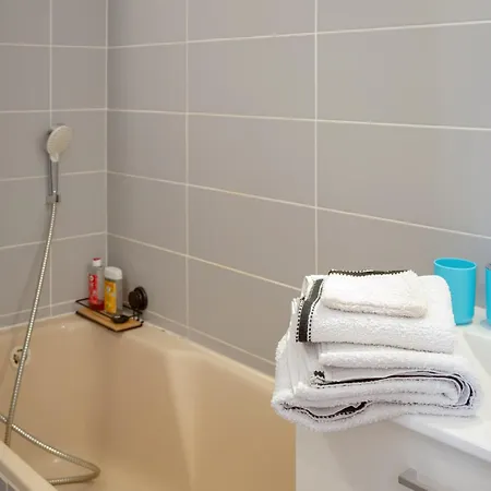 Meuble En Face Des Thermes * אלברד